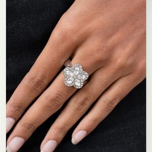New Paparazzi Efflorescent Envy Ring in Silver and Clear